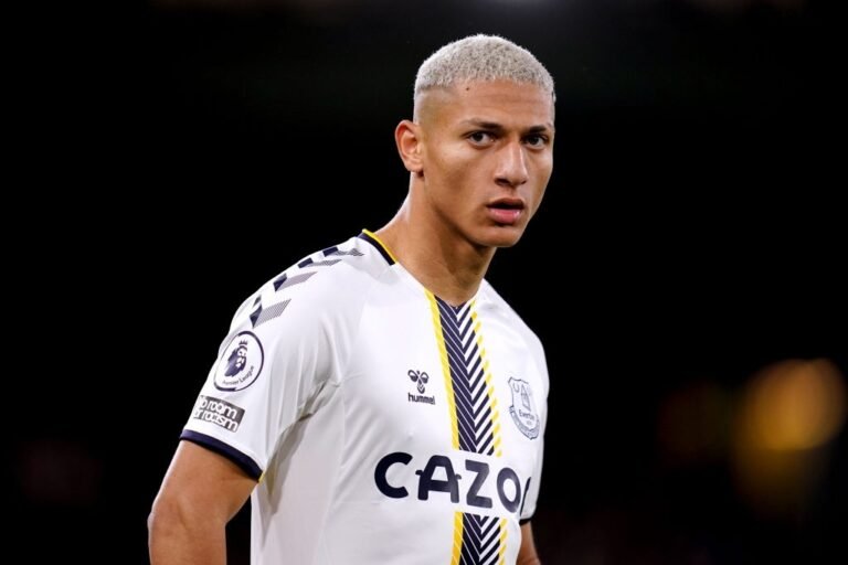 Com possível saída de Mbappé, PSG reativa interesse em Richarlison