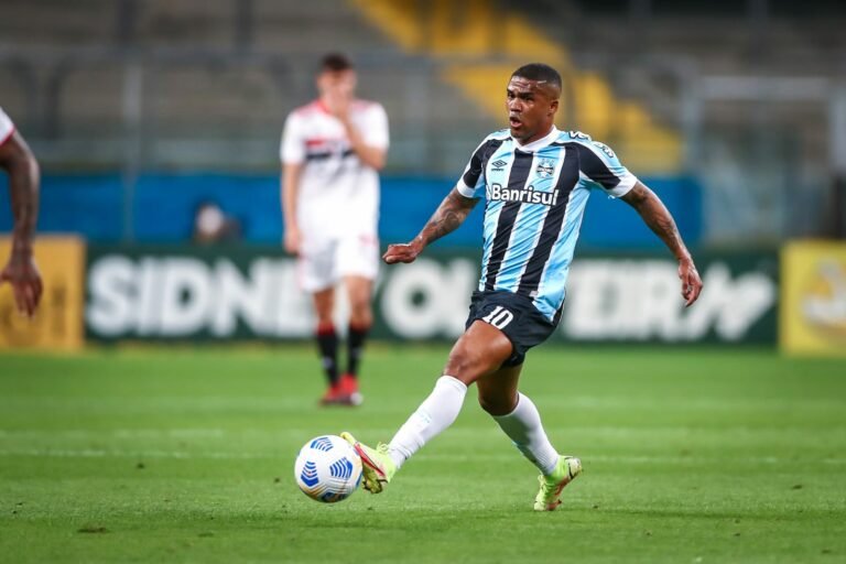Mancini defende Douglas Costa de briga em rede social: “Conversaremos com ele”