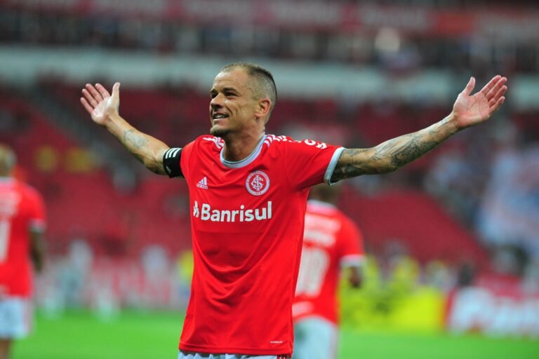 Iarley elogia possível retorno de D’Alessandro ao Inter: “Ele é uma liderança”