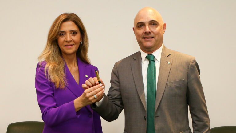 Leila Pereira fala do orgulho em ser primeira mulher a presidir Palmeiras