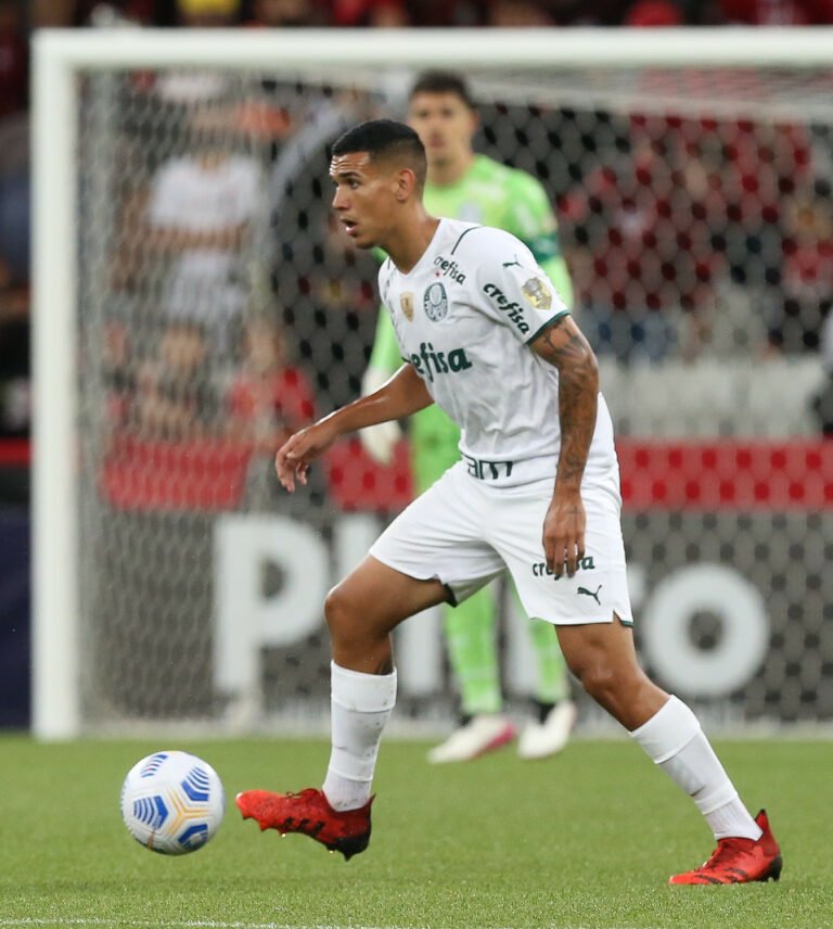 Zagueiro sub-20 do Palmeiras valoriza oportunidade no time principal