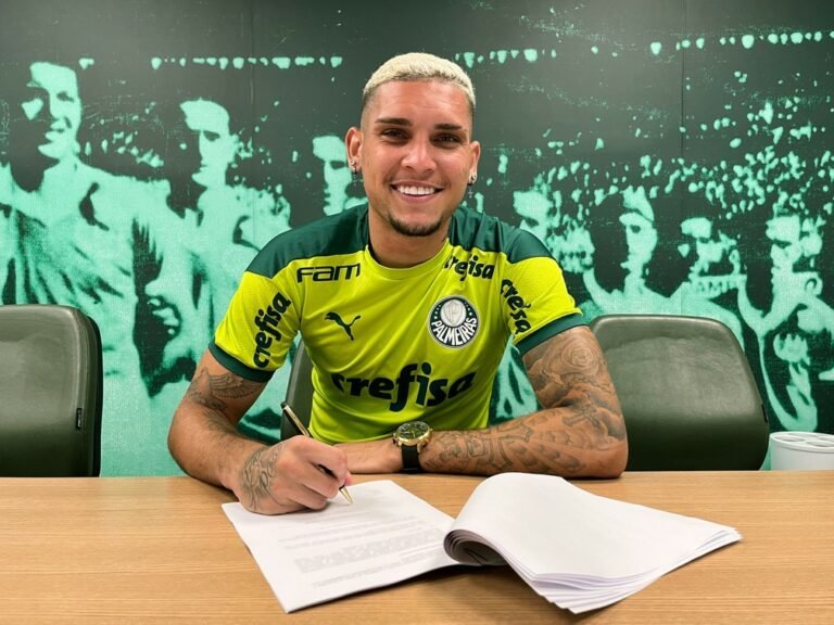 Palmeiras oficializa chegada de Rafael Navarro e jogador cita felicidade de jogar no clube