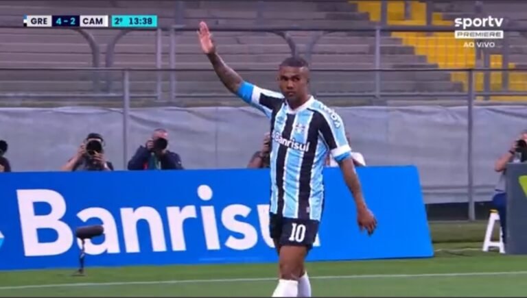 Douglas Costa comemora gol “dando tchau” pra torcida e aumenta rumores sobre possível saída