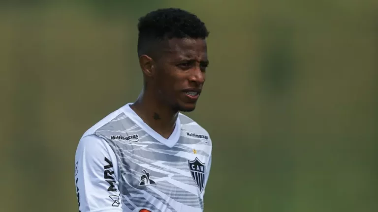 Tchê Tchê comemora três títulos do Galo em 2021 com termo novo: “Triplete”