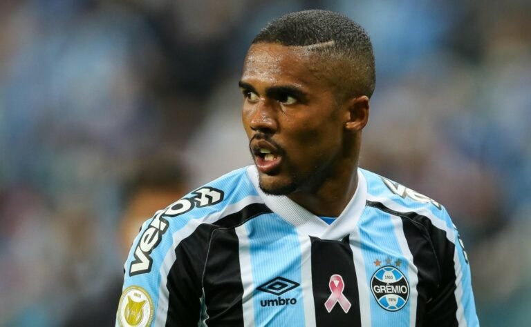 Grêmio minimiza polêmica e diz que Douglas Costa não será afastado