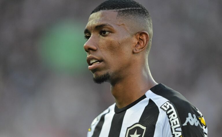 Novo dono do Botafogo impede venda de Kanu ao Corinthians