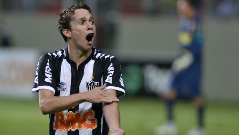 Bernard desmente rumores de retorno ao Atlético Mineiro