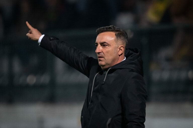 Carlos Carvalhal fala sobre interesse do Flamengo: “É óbvio que não fico indiferente”