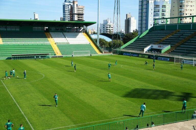 Buscando recuperação em 2022, Chapecoense anuncia nova comissão técnica