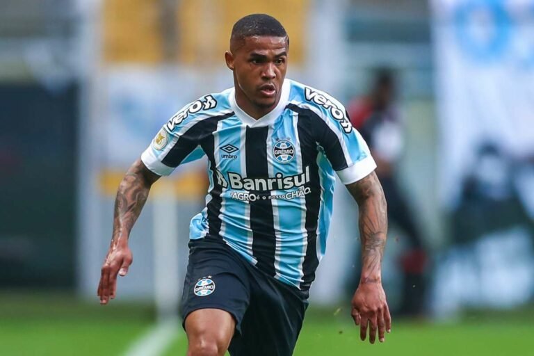 Alvo de Corinthians e Atlético Mineiro, Douglas Costa é desejo de clube espanhol