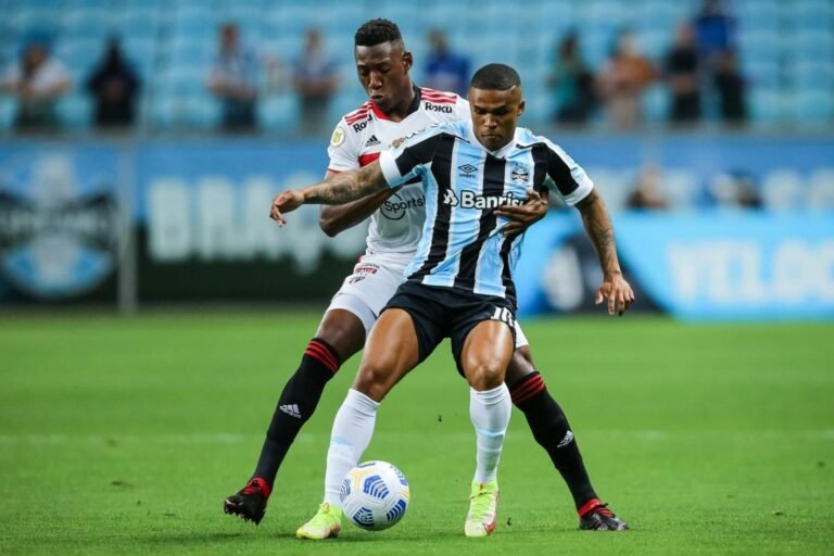 Douglas Costa pausa negociação, e retomará conversas com São Paulo em 2022