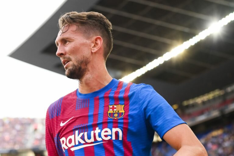 Luuk de Jong ganha oportunidade contra Osasuna após afastamento de atacantes