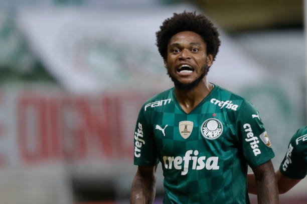 Luiz Adriano se aproxima de acerto com o Inter, diz jornalista
