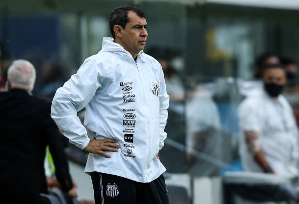Observado por clubes do Brasil e do exterior, Carille pode deixar o Santos em 2022