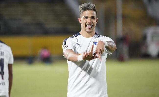 Vasco aguarda liberação do Vélez para acertar com novo atacante