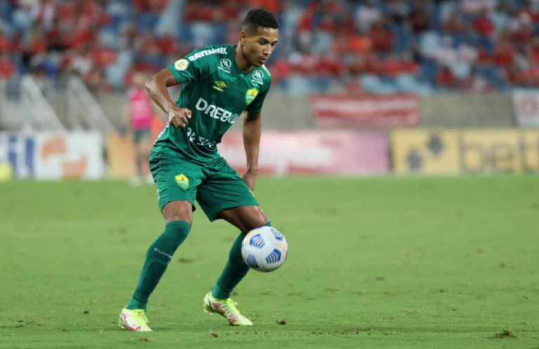 Negociações avançam, e Santos fica próximo de contratar lateral-direito João Lucas