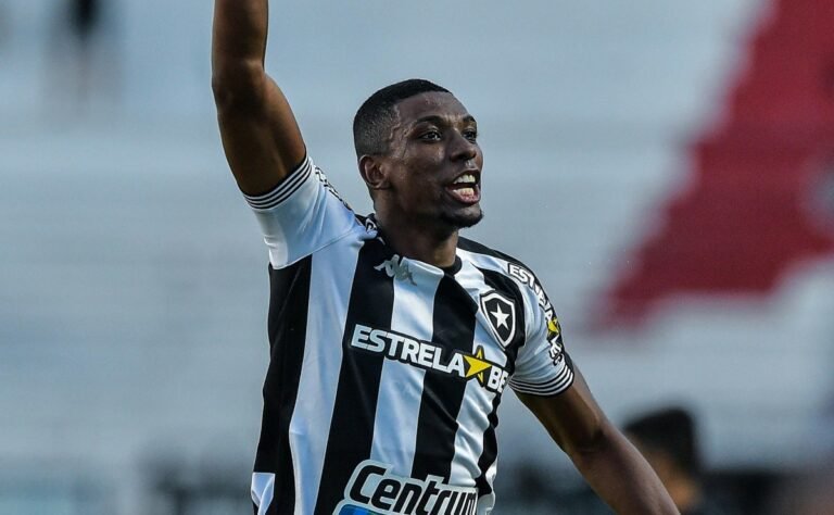 Corinthians aceita envolver jogador em negociação por Kanu