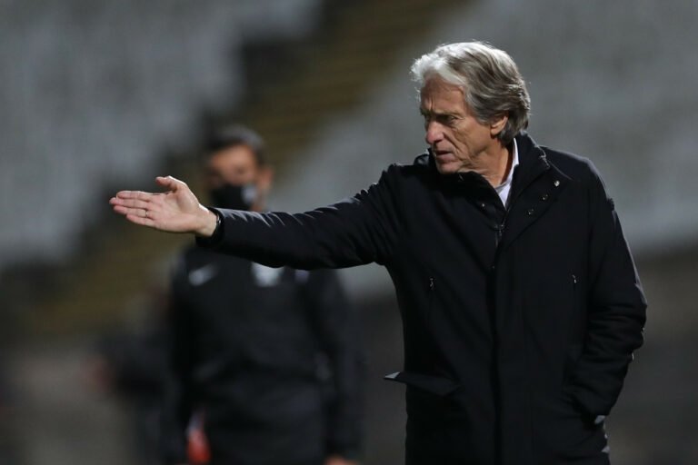 Conselheiros de Jorge Jesus são contra acerto com Atlético-MG