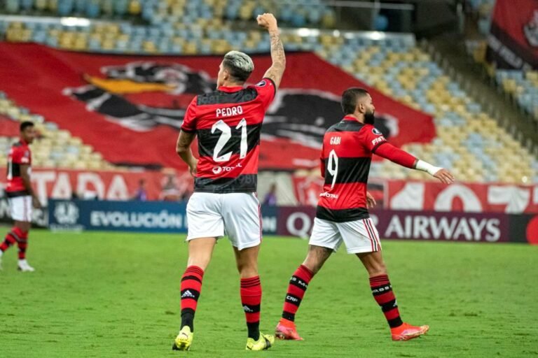 Torcida do Flamengo cobra mais minutos de Pedro e Gabigol juntos