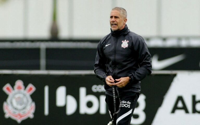 Ronaldo quer Sylvinho, do Corinthians, como técnico do Cruzeiro, diz jornalista