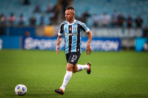 Após ser rebaixado com Grêmio, Rafinha é oferecido ao Atlético-MG