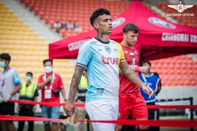 Vander almeja título tailandês com o Bangkok United