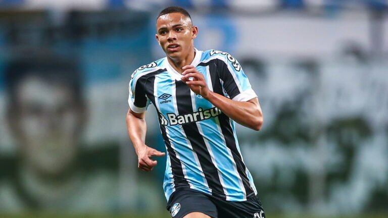 Milan e Monaco entram na briga pela contratação de Vanderson