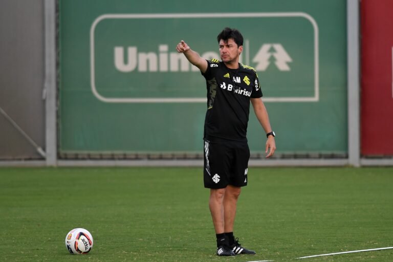 Medina esboça time titular do Internacional para estreia do Gauchão