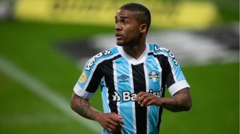 Grêmio registra cinco novos casos de Covid, entre eles, Douglas Costa