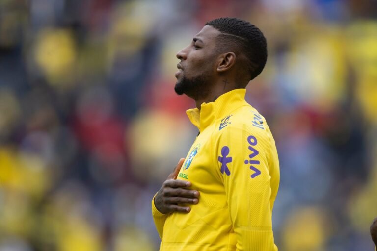 Em suas redes sociais, Emerson Royal se desculpa com torcedores brasileiros