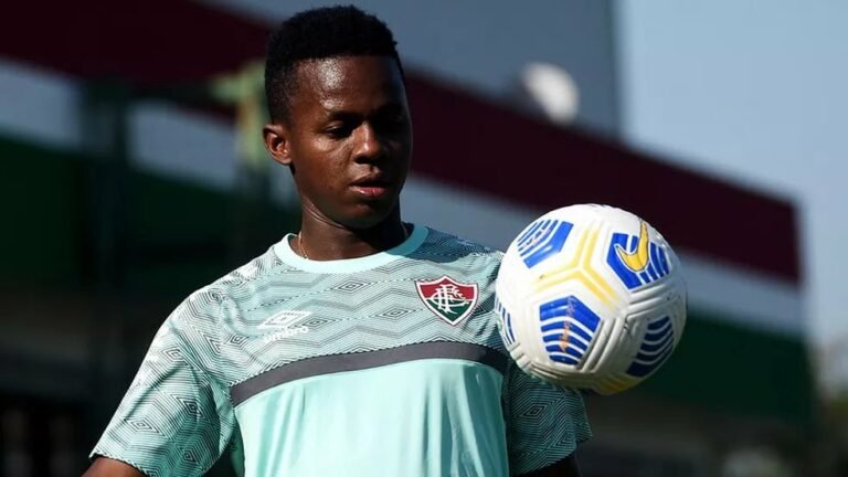 Oficial: Cazares não é mais jogador do Fluminense