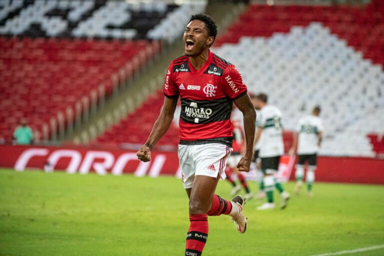 Flamengo inicia conversas para renovar com Vitinho