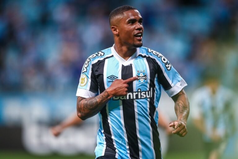 Entenda porquê o Grêmio ainda não anunciou a rescisão de contrato com Douglas Costa