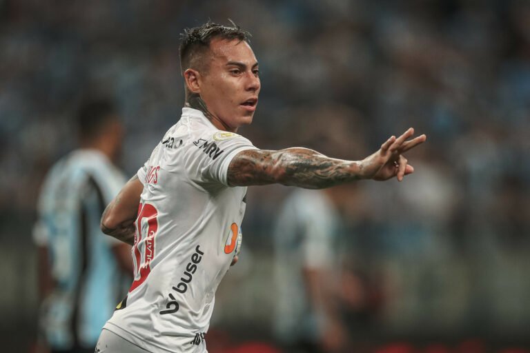 Eduardo Vargas e Diego Godín são convocados para a disputa das eliminatórias