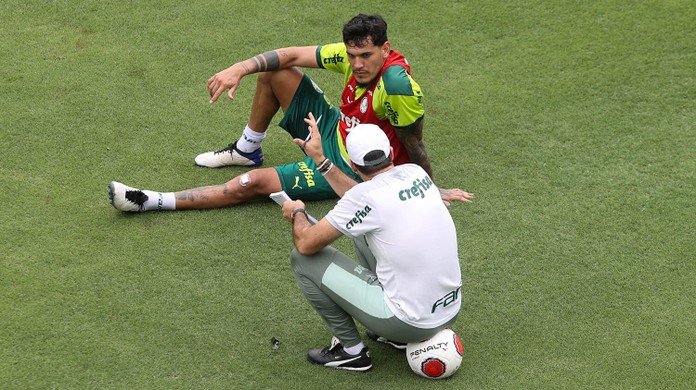 Abel Ferreira deve ter formação com três zagueiros neste início de temporada. Foto: Cesar Greco/Palmeiras.