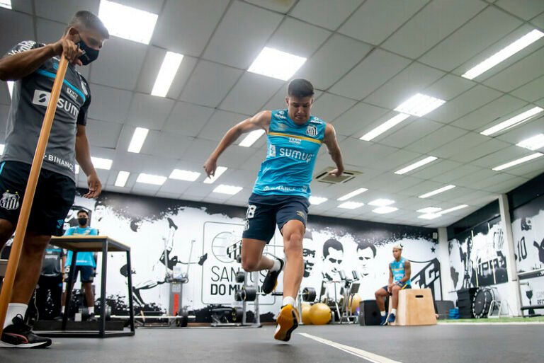 Ainda sem estrear, meia espera oportunidades no Paulista