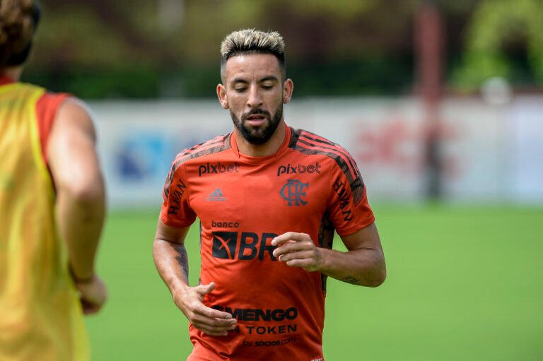 Isla testa positivo para Covid-19; é o terceiro caso confirmado no Flamengo