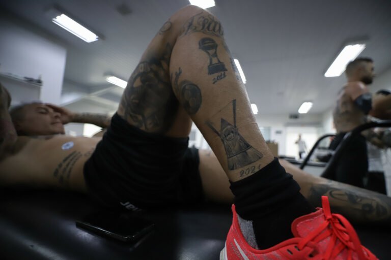 Vargas eterniza na pele a taça do Brasileirão conquistada pelo Atlético Mineiro em 2021