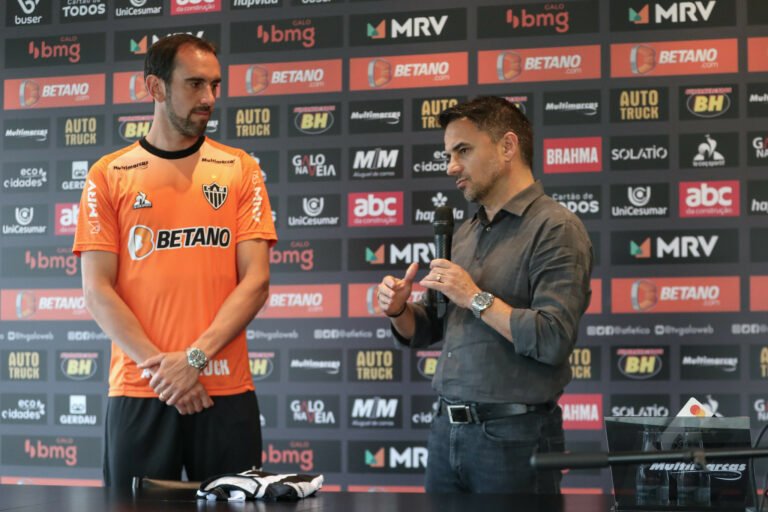 Rodrigo Caetano fala sobre Diego Godín no Atlético Mineiro