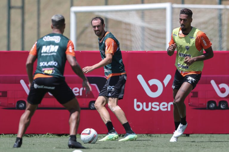 Apresentado no Atlético-MG, Godín comenta sobre diferenças do futebol europeu e como ajudará seu clube