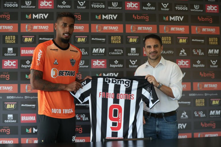 Fábio Gomes é apresentado oficialmente na Cidade do Galo e usará a camisa 9; jogador comenta recepção da torcida