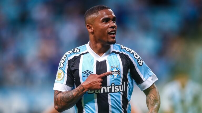 Douglas Costa assina rescisão com Grêmio e fica livre no mercado