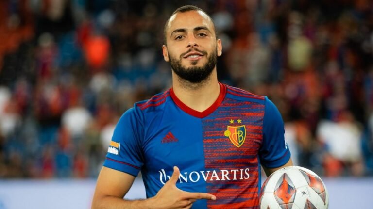 Corinthians entra na briga por Arthur Cabral, ex-Palmeiras