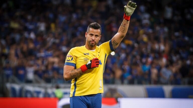 Fluminense acerta a contratação do goleiro Fábio, diz jornalista