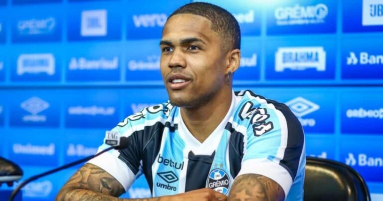 Grêmio pode multar Douglas Costa por casamento; entenda