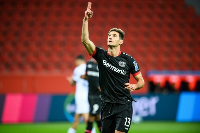 Alario decide permanecer no Leverkusen; Palmeiras não investirá em Borré