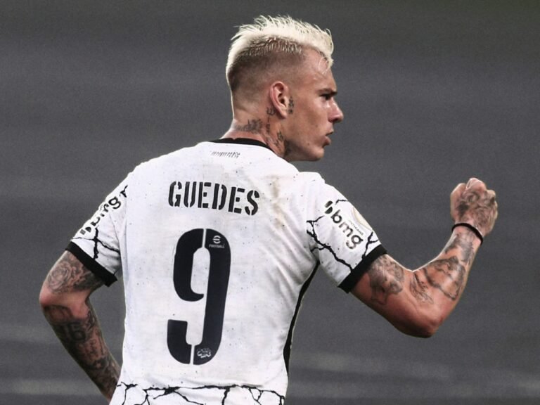 Corinthians anuncia que Roger Guedes assumirá a camisa 9 em 2022