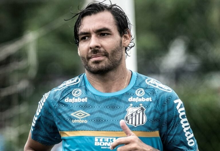 Ricardo Goulart faz seu primeiro treino no Santos; Sánchez e Baptistão retornam