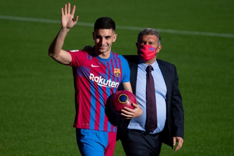 Barcelona informa que Ferrán Torres e Pedri testaram positivo para Covid-19