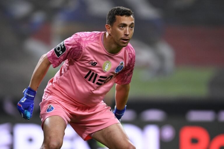 Especulado no Flamengo, Marchesín recebe salário milionário no Porto